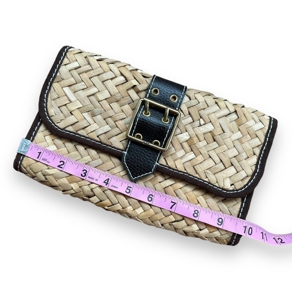Gap Tan and Brown Wicker Weave Straw Clutch With Faux Leather Buckle - Picture 8 of 11